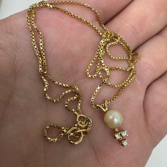 14K yellow gold 3 natural diamonds and pearl pendant on a 20” chain - Picture 1 of 14